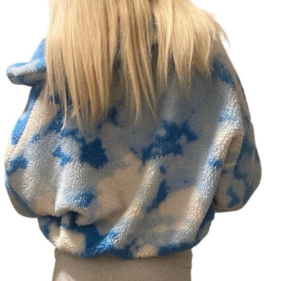 Urban Outfitters Fluffy blue & white coat w/side pockets and zip front - Picture 3 of 7
